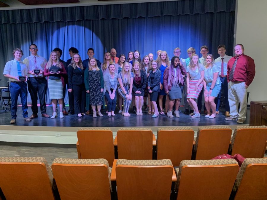 BRAINIACS%3A+SVHS+Junior+Leg+participants+pose+for+a+photo+at+the+end+of+their+competition.+