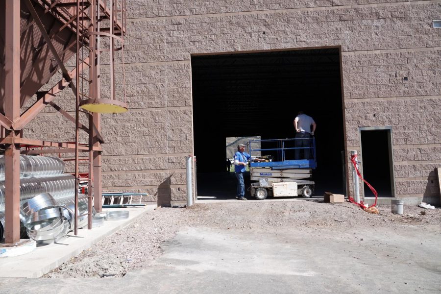 MEN+AT+WORK%3A%C2%A0+Work+continues+on+the+automotive+shop+at+the+east+end+of+the+school.+Construction+began+a+few+weeks+before+school+started.+Delays+in+material+orders+put+the+opening+of+the+shop+behind+but+now+workers+are+quickly+getting+it+ready+for+use.%C2%A0%C2%A0