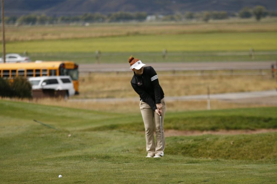 JUST+CHIPPER%3A+Senior+Riley+Heward+chips+her+ball+up+to+the+green+during+the+state+tournament.+The+girls+team+finished+4th+at+the+event.+