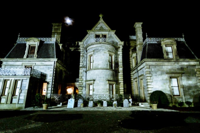 HAUNTING%3A+Haunted+houses+and+creepy+corn+mazes+beckoned+bored+high+schoolers+to+their+confines+over+the+Halloween+season.