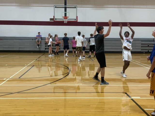 BALLIN%3A+Senior+Kolbe+Brown+defends+star+basketball+player+James+Erickson+as+he+hits+the+three+during+a+scrimmage+in+team+sports.