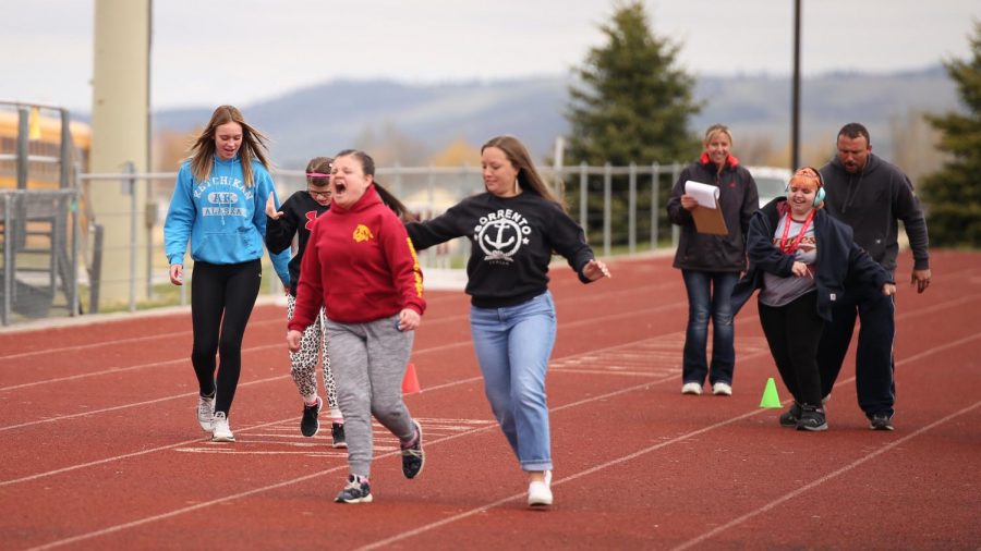 THEYRE RUNNING: (l to r) Student helper freshmen Sheridan Coles paces 
Ayrissen Meyer while Bailey Skinner pulls ahead with help from junior Kim Choma, and
Pru Martinez closes fast from the rear.