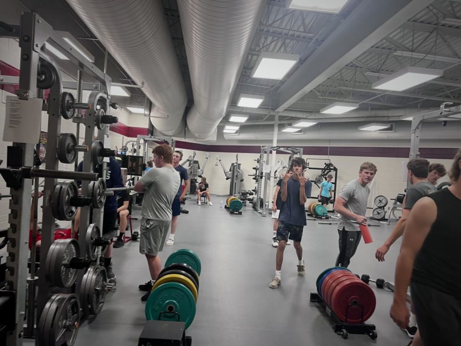 IRON+MEN%3A+Students+in+work+hard+in+weights+to+get+stronger.+Weights+is+one+of+the+most+popular+electives+on+the+schedule.+You+can+hangout+with+friends+and+build+muscle%2C+said+Sawyer+Woolwine..