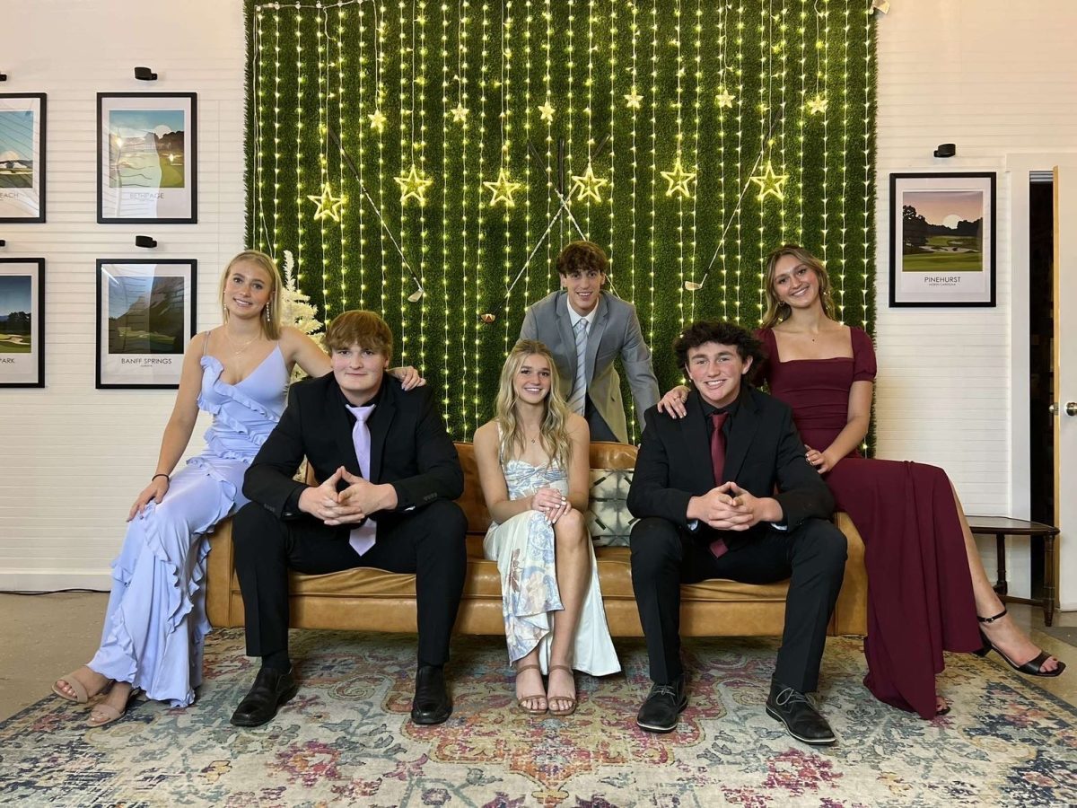 Lucy Strasburg, Cooper Lawson, Sophie Lamunyon, Smith McClure, Riley Erickson, and Sam Wood gather as friends to take their Winter Formal pictures in a casual but classy format.  “Having close friends in the group definitely made it a really fun night. It was by far one of my favorite dances because I was able to spend time with them and make special memories,” said Erickson. For their day date, Riley and his squad made pizzas blindfolded under the direction of the girls.
